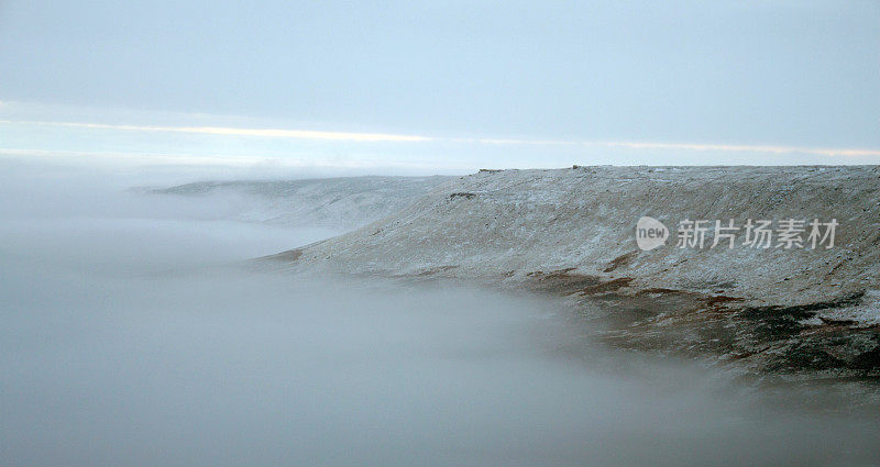 冬天的日出在Kinder Scout, Peak District UK